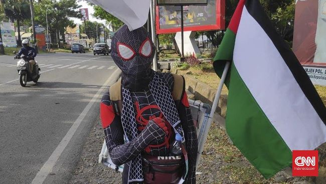 Galang Dana Palestina, ‘Spiderman’ Jalan Kaki 181 Km